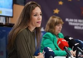 La consejera de Empleo, Jéssica de León, y detrás la anterior directora del SCE, Dunnia Rodríguez. Teresa Ortega la sustituye ahora en el cargo.