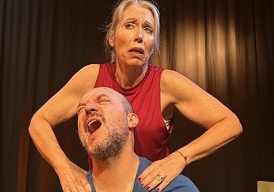 Dos de los actores de 'Un sueño dentro del sueño', durante un ensayo.