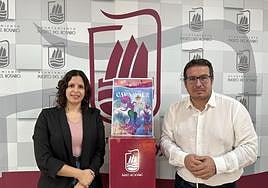 La concejala de Festejos, Tacoremi Guitiérrez, y el alcalde David de Vera, con el cartel ganador de Besay Viña.