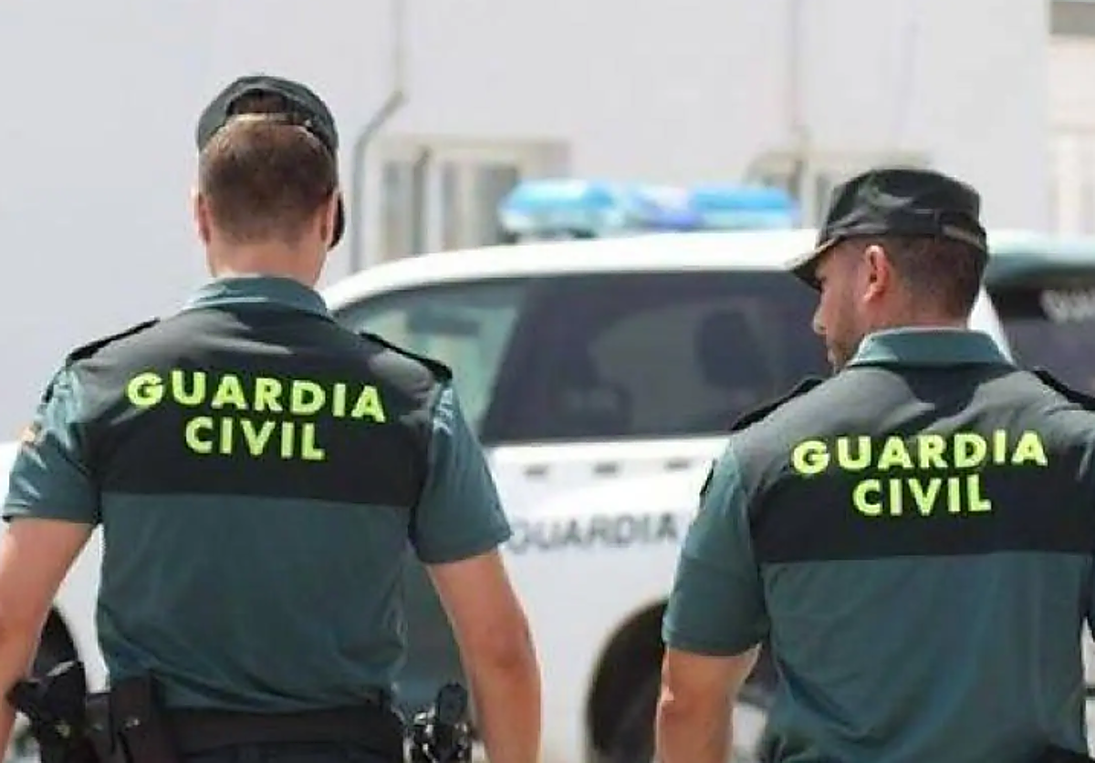 Imagen de dos agente de la Guardia Civil.