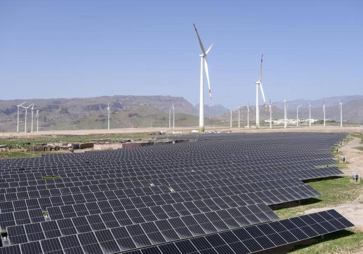 Planta de generación eólica y fotovoltaica en el sur de Gran Canaria.