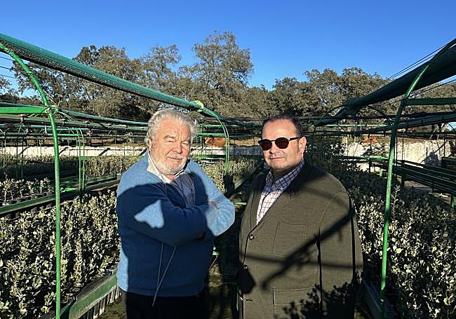 Javier Chico y José Gómez en el vivero de encinas.