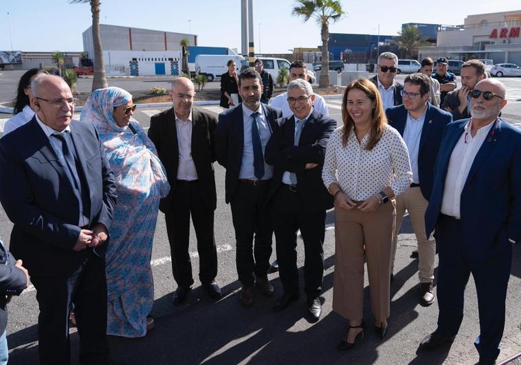 Visita de la delegación marroquí al muelle de Puerto del Rosario, con la primera mandataria Lola García y el presidente de la Cámara de Comercio, Juan Jesús Rodríguez Marichal.