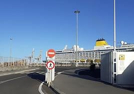 Acceso al espacio que se emplea para acoger cruceros.