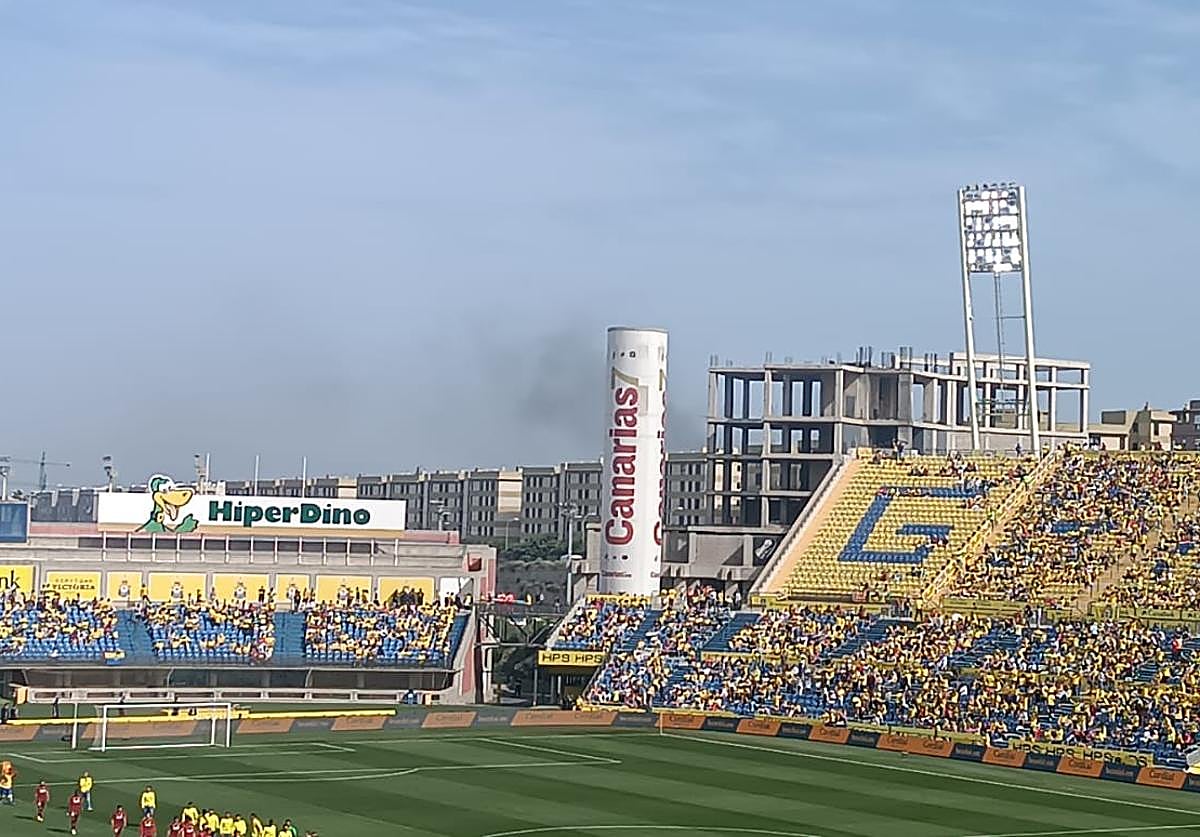 Vista del humo desde el Estadio de Gran Canaria.