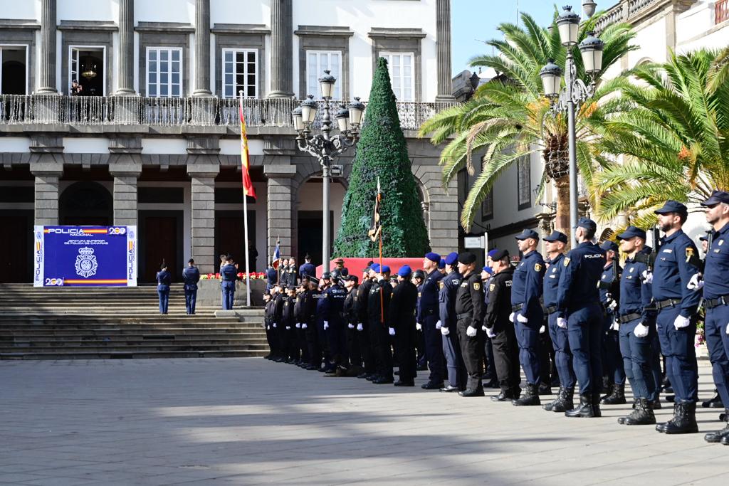Izado de la bandera de España en Las Palmas de Gran Canaria