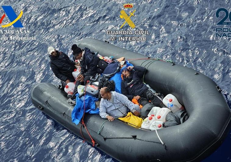 Imágenes de la operación realizada conjuntamente entre la Guardia Civil, Policía Nacional y Vigilancia Aduanera de la Agencia Tributaria, en aguas próximas a las islas.