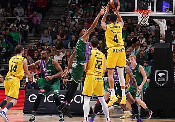 AJ Slaughter apunta a canasta, en una acción frente a Unicaja.
