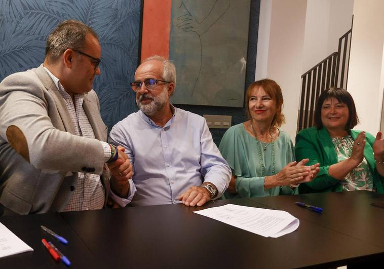 Padilla y López se dan la mano el día de la firma del pacto. Les observan Inés Jiménez y Catalina Sánchez, de NC.