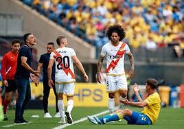 Marc Cardona reclama una falta cometida por el canario Aridane Hernández.