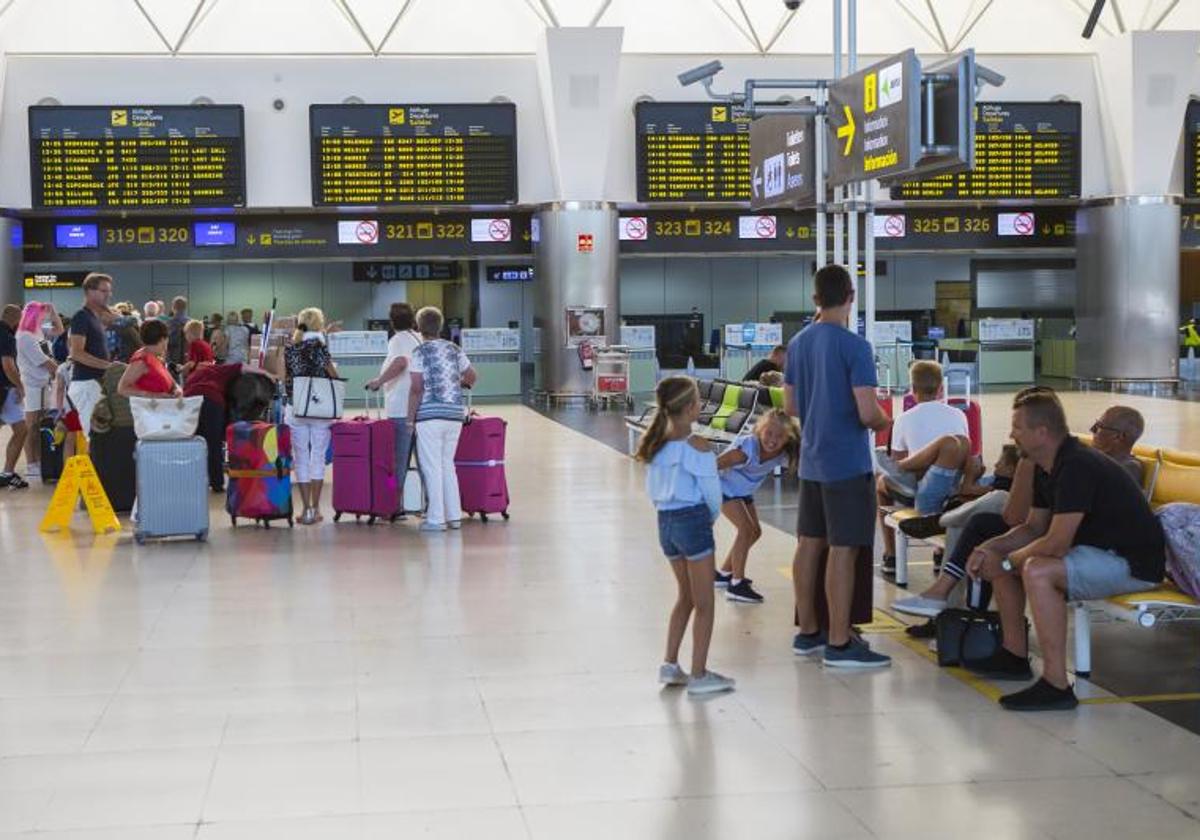 Los aeropuertos canarios registraron 48,4 millones de pasajeros en 2023, una cifra récord