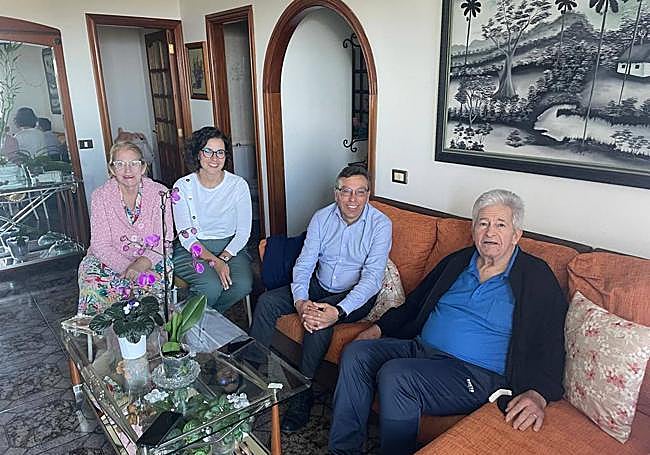 El alcalde y la concejala de Cultura con Agustín Peñate y familia.