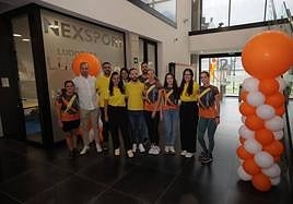 Parte del equipo de Nexsport Telde, a la entrada de la modélica instalación.