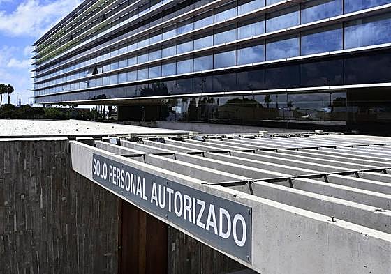 Imagen de uno de los laterales de la fachada de la Ciudad de la Justicia.