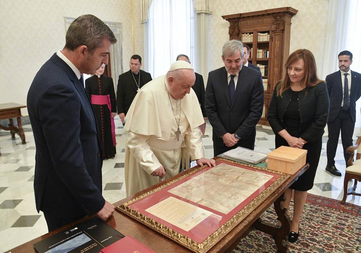 Imagen principal - Clavijo: «El papa Francisco agradece al pueblo canario su acogida a los migrantes»