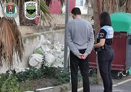 Imagen de los sacos abandonados en la calle.