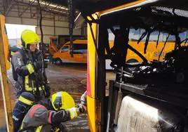 Imágenes de la guagua incendiada en Arinaga.