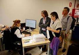 Los profesores Juan Manuel Santana, Miren Koldobike y Germán Santana en el registro central de la ULPGC.