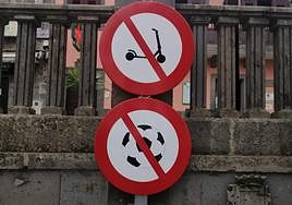 Imagen de las nuevas señales que prohíben balones y patinetes.