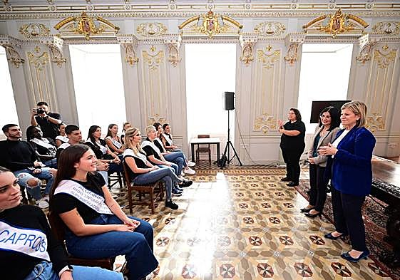 Imagen de la recepción de los y las candidatas en el Salón Dorado de las Casas Consistoriales, con la presencia de la alcaldesa de la capital, Carolina Darias, y la concejala de Carnaval, Inma Medina.
