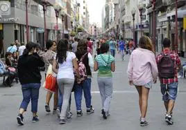 Foto de archivo de jóvenes caminando por la calle Triana de la capital grancanaria.