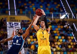 Nico Brussino lo intenta con un tiro de tres.