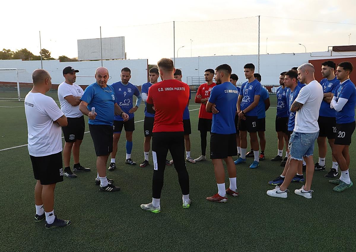 Imagen secundaria 1 - Almeida: «Es el reto más complicado de mi carrera, pero en ilusión y trabajo no nos ganan»
