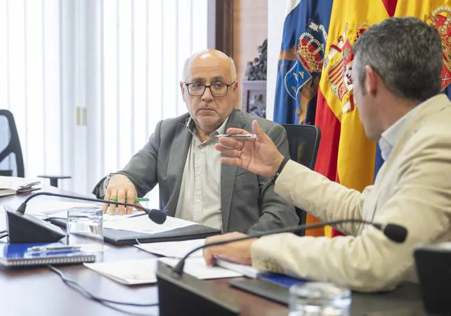 El presidente del Cabildo, Antonio Morales, escucha a Narvay Quintero durante la reunión.