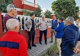 Los vecinos de Camino a Juan Inglés recibieron la visita del alcalde.