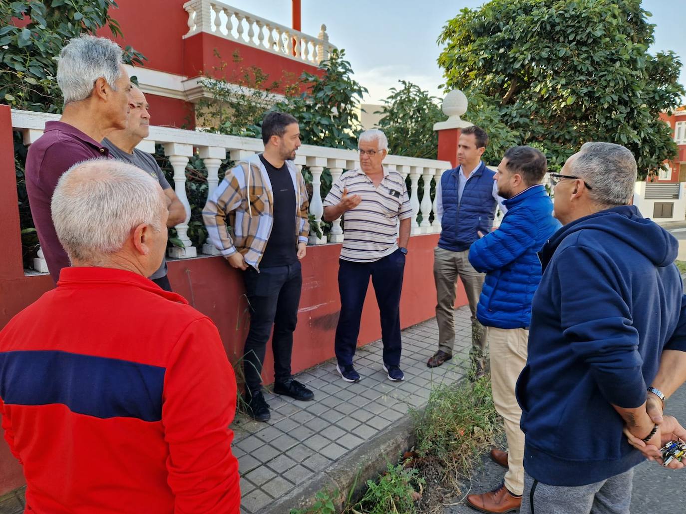 Los vecinos de Camino a Juan Inglés recibieron la visita del alcalde.