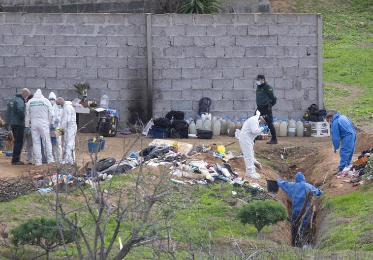 Imagen de los investigadores en el lugar donde el acusado enterró y quemó los restos mortales de Mariam.