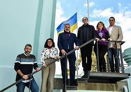 El rector, Lluís Serra (3i) y el presidente del Consejo Social, Ángel Tristán Pimienta (4i) con parte del equipo de gobierno de la ULPGC cuando se izó la bandera de Ucrania en marzo de 2022