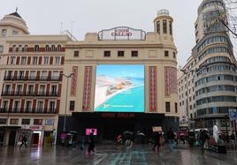 Las pantallas están instaladas en la plaza de Callao, en el centro comercial de Madrid.