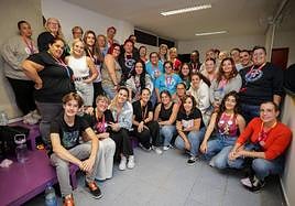 La murga de Telde, en su local en uno de sus ensayos.