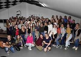 Las Traviesas posan en su local de ensayo.