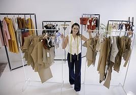 Elena Morales posa en su tienda-taller de Telde.