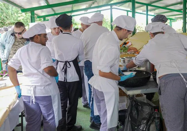 Alumnos de los seis centros que imparte cocina en la isla fueron los cocineros.