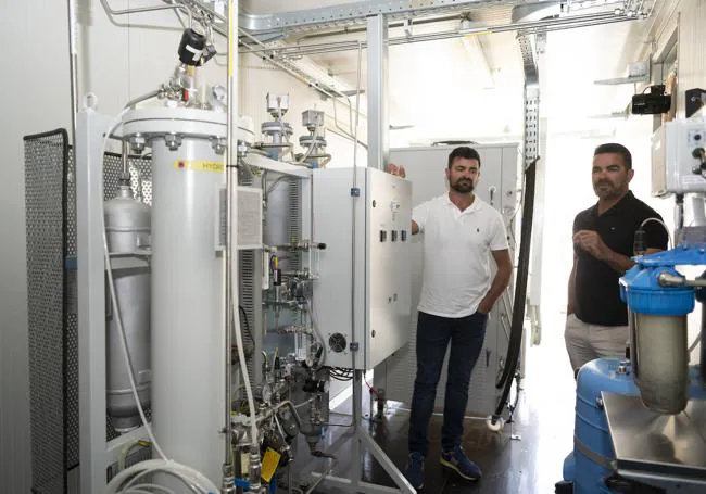 Juan Carlos y José Manuel, en el contenedor donde está la planta de hidrógeno.