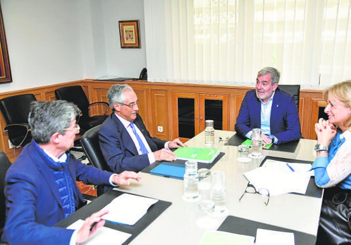 De izqda. a dcha, Andrés Orozco y Fernando Fraile, de la AECC, Fernando Clavijo y Esther Monzón.