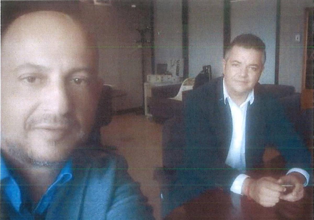 En la imagen, Taishet Fuentes junto al empresario investigado Miguel Ángel Robayna, en una reunión en la Consejería de Ganadería.