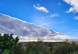 Las nubes se acumulan en Arinaga con el soplo del viento.