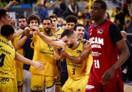 Los jugadores del Granca celebran el triunfo en Murcia y agasajan a Jovan Kljajic.