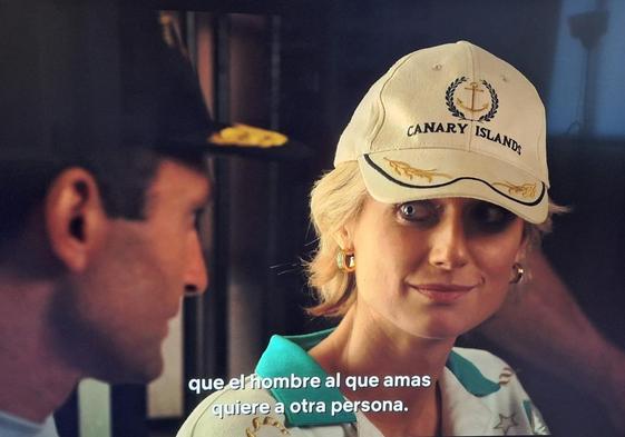 Fotograma de la serie 'The Crown' en la que la actriz Elizabeth Debicki, en la piel de Diana de Gales, luce el nombre de Canarias en una gorra.