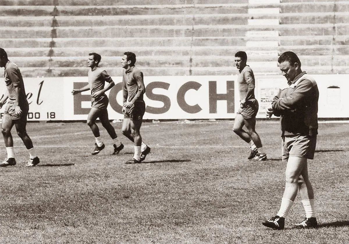 Luis Molowny, dirigiendo un entrenamiento de la UD Las Palmas en la década de los sesenta.