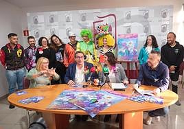 Femi Barrios, pregonera; el alcalde David de Vera; la concejal de Festejos, Tacoremi Gutiérrez; y Airán Martínez, autor de la letra de la canción del carnaval, con los grupos carnavaleros que acudieron a la presentación del programa.