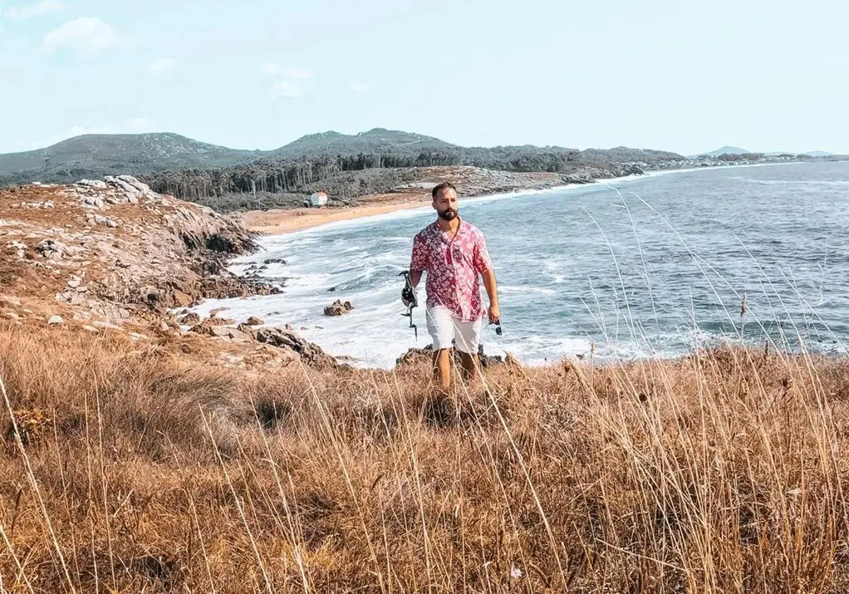 El influencer viajero @rashadboleh, en la costa gallega.