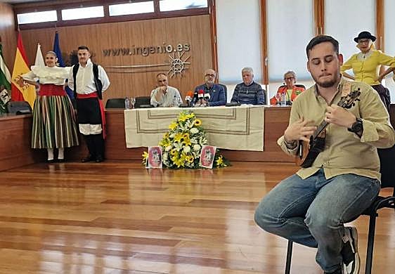 El timplista David Díaz durante el acto de presentación del programa.