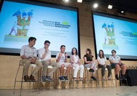 Imagen de los alumnos participantes en ediciones anteriores de los Premios Ecoinnovación de la Fundación Endesa.