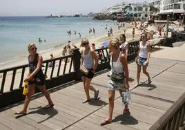 Turistas en Playa Blanca (Lanzarote)