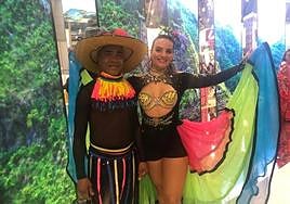 El colorido de los trajes tipicos de Latinoamérica está muy presente en la feria.